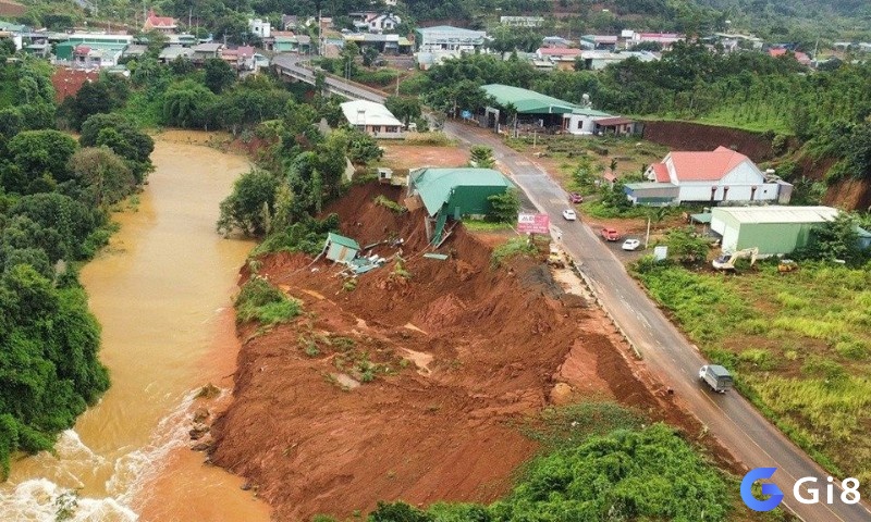 Chiêm bao thấy đi vòng quanh khu vực đất lở báo hiệu có người giăng bẫy bạn, cần khéo léo để khước từ và rời xa nó